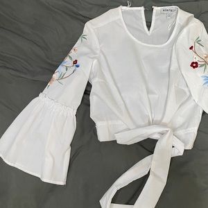 Bell sleeve flower detailed blouse 🤍